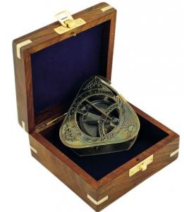 Слънчев часовник - компас в дървена кутия